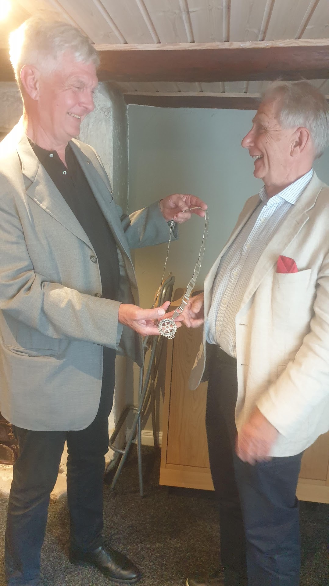 Michael Nilsson och Gerhard Winroth med Sala Rotaryklubbs presidentkedja