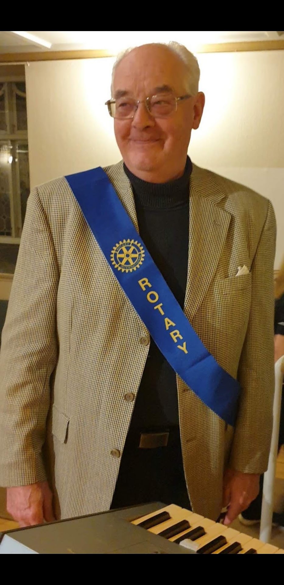 Rotarian med ett blått Rotaryband