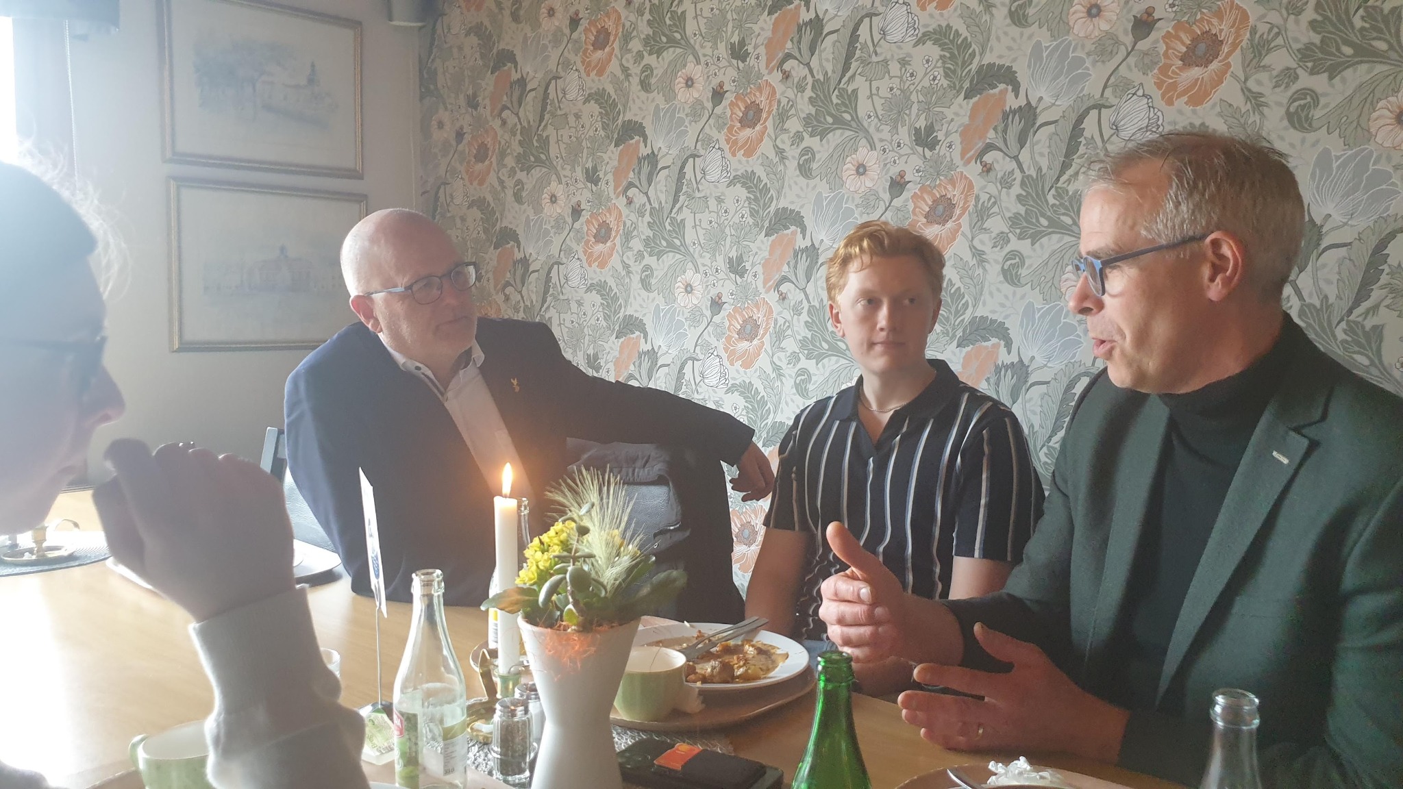 Samtal vid Rotarylunch efter en RYLA-presentation